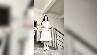 Dâm nữ cực xinh nứng lồn ra cầu thang chung cư cởi đồ show hàng đi đái tại chỗ