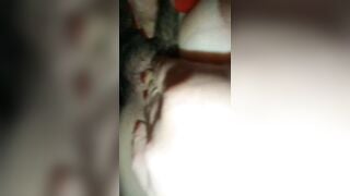 Chồng làm bảo vệ trực đêm chị máy bay liền gọi trai trẻ vào mùng để địt