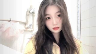 em sinh viên năm nhất bị dụ dỗ quay clip khỏa thân