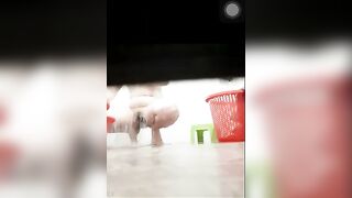 Mãi mới quay được mẹ vợ tắm truồng rửa lồn