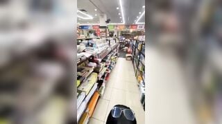 Bạn thân nứng lồn phô dâm khi đi siêu thị