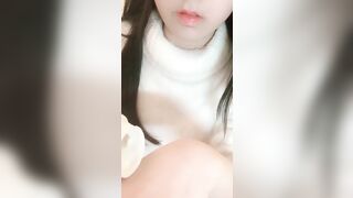 Một cô bé loli xinh đẹp tuyệt trần, má hồng đang chơi với một quả trứng rung trên ghế