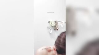 Gái dâm live móc lồn trong tolet nhày nhụa