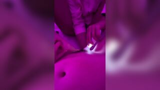 Les: Hông tao hổng thích như vậy mà, ngại lắm. Bồ mày sẽ thích mày tè lắm...