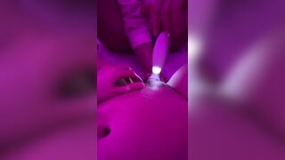 Les: Hông tao hổng thích như vậy mà, ngại lắm. Bồ mày sẽ thích mày tè lắm...
