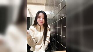 Dâm nữ xinh vú bự có sở thích show hàng public sau lưng đám đông v mới kích thích p5