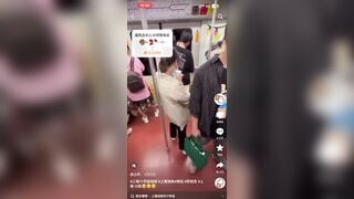 bọn trẻ giờ bạo vl,thò tay mò vú ny ngay trên tàu điện