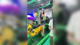 quay lén dưới váy các em người mẫu xe #1