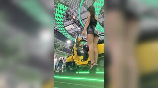quay lén dưới váy các em người mẫu xe #1