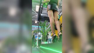 quay lén dưới váy các em người mẫu xe #1