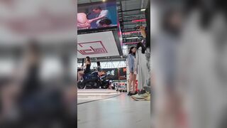 quay lén dưới váy các em người mẫu xe #6