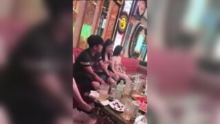 Đây là lý do các ông chồng thích đi quán karaoke 2