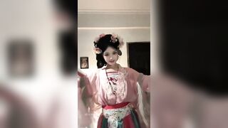 Mặc đồ cổ trang khoe hàng trên live dâm đãng kích thích