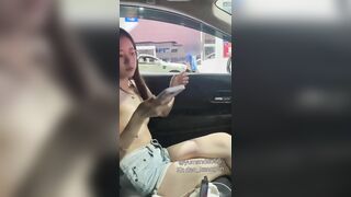 Nong Waen cởi quần áo Đi vào và đổ đầy trạm xăng. Cậu bé trạm xăng trông thật to lớn.