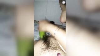 Chị gái vừa thủ dâm vừa nói chuyện với người nhà