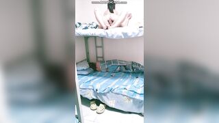 Nứng lồn nhấp cặc người yêu khi con bạn đang ngủ