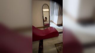 Em teen ngực đẹp nhún nhảy cưỡi ngựa