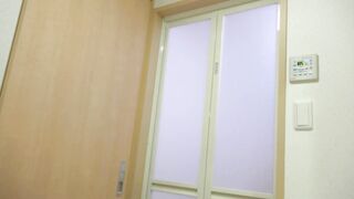 quay lén các em gái xinh đẹp trong phòng tắm công cộng