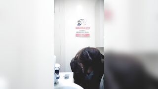 quay lén các em gái xinh trong nvs công cộng