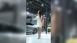 quay lén dưới váy các em người mẫu siêu xe