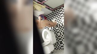 Quay lén con em sinh viên cùng dãy trọ đi đái quá nứng