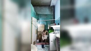 Bà cô mất nết tắm xong để thằng cháu họ của chồng lại ôm sờ lồn sờ vú mà bình thường