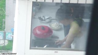 quay lén em hàng xóm ko mặc áo ngực rửa bát