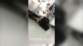 quay lén dưới váy em tiếp viên hàng không korean airline