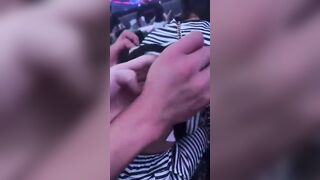 Quay lén mấy em nhân viên quán hát vú to xăm trổ