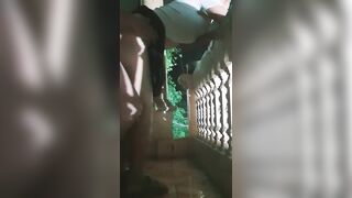 Em nói thích ngắm đường phố, nên ra ban công chơi public luôn