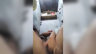 Teen Ấn thủ dâm bằng cây đánh trứng