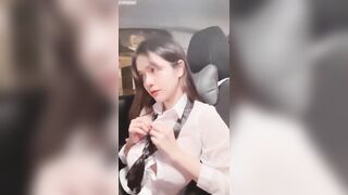 Đang lái xe mà nứng quá em gái dừng ngay trên đường chơi luôn