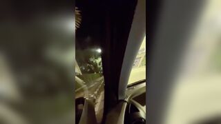 Đang lái xe mà nứng quá em gái dừng ngay trên đường chơi luôn