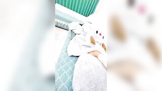 Mò vào phòng em họ giả vờ mát xa cho em rồi từ từ cởi quần ra địt