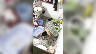 Quay lén em họ mới lớn tuổi mọc lông đi tắm rửa lồn