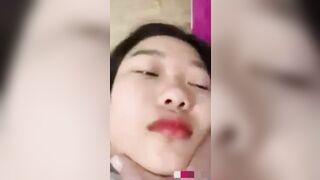 E họ xinh chán nản nằm im cho thằng a trai khốn nạn lột đồ khỏa thân quay vid móc lồn