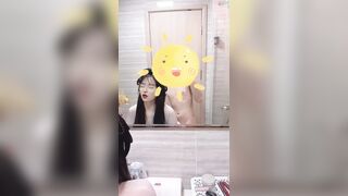 Địt em teen loli mình dây cosplay cực xinh trước gương trong nhà tắm