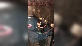 Quay lén bên trong quán massage hồ bơi,e nhân viên cực xinh khỏa thân tắm cùng khách