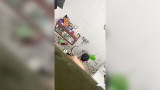 Trèo tường quay lén c dâu vú bự đi tắm