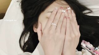 Bố mẹ k có ở nhà nên sang phòng bé e họ xinh mình dây địt thỏa thích bắn ngập lồn
