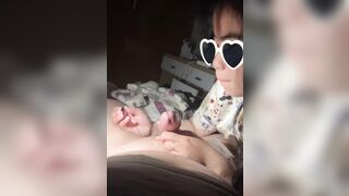 ghệ dâm vừa ngậm cặc vừa nhổ lông cặc cho anh