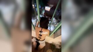 cảnh thành phố đêm và bờ lưng trắng trẻo của anh