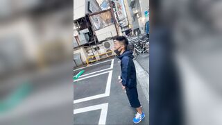 Thanh niên đứng giữa sân sóc lọ và nhìn crush bị thằng khác địt