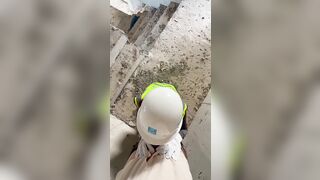 Tụt quần ngay tại công trường bắt em bú