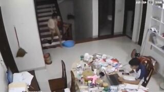 Thằng anh đang học bài mà con em cứ ở trần không mặc đồ chạy lon ton