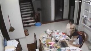 Thằng anh đang học bài mà con em cứ ở trần không mặc đồ chạy lon ton