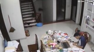 Thằng anh đang học bài mà con em cứ ở trần không mặc đồ chạy lon ton