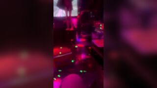 Đi hát karaoke tay vịnh quán hết đào đánh bắt bạn gái nhảy thoát y thay đào