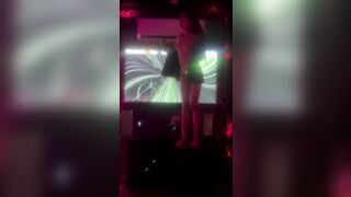 Đi hát karaoke tay vịnh quán hết đào đánh bắt bạn gái nhảy thoát y thay đào