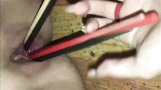 Lũ bạn mất dạy thay phiên nhau ép buộc nhét bàn chải vào lồn em học sinh ngây thơ
